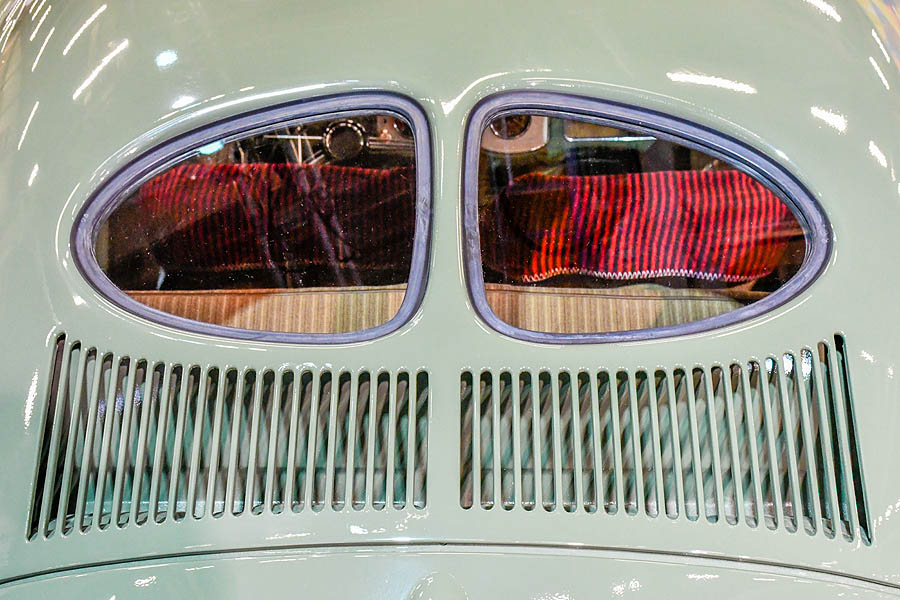 The rear window of an old Volkswagen. The image illustrates a blog post about failed localization especially when it comes to the branding of cars.