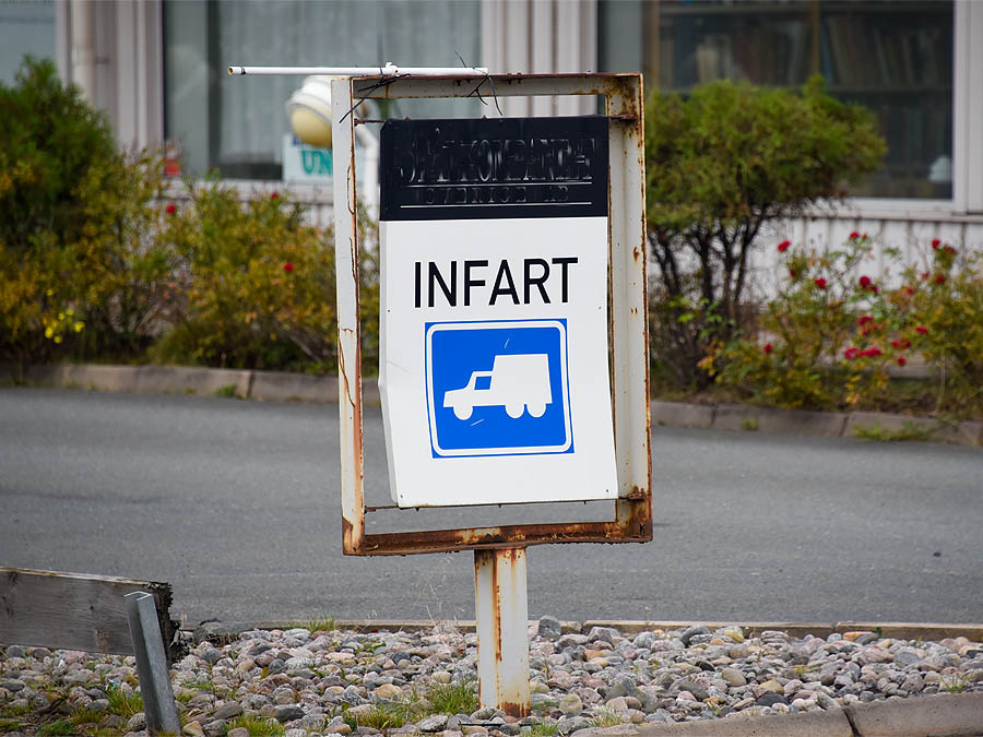 Traffic sign with the image of a lorry and the Swedish word Infart (Entrance).